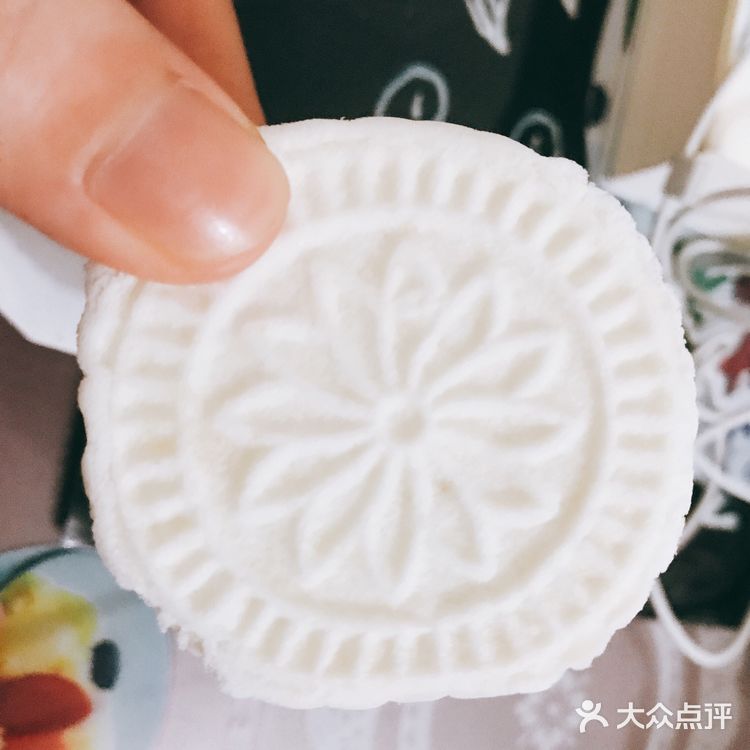 有点像桃糕片。吃了两个就很梗