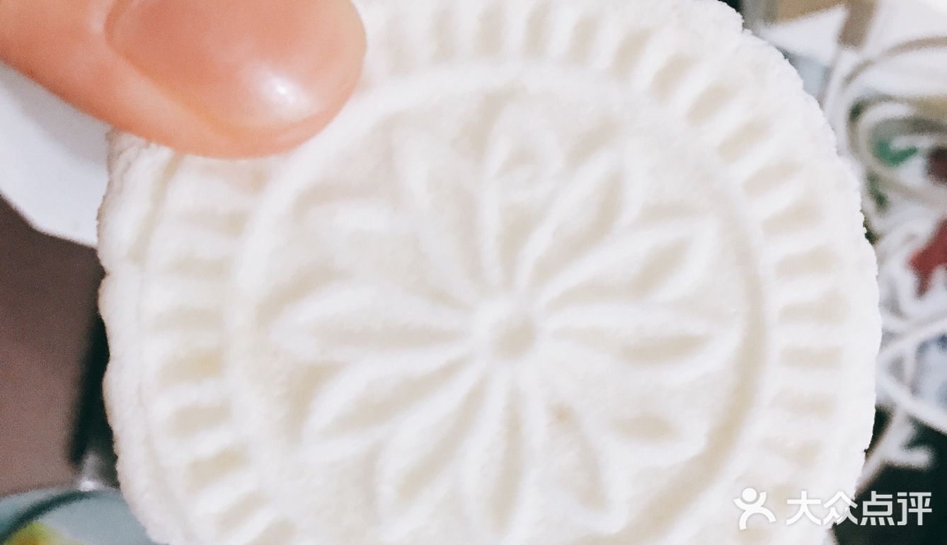 有点像桃糕片。吃了两个就很梗