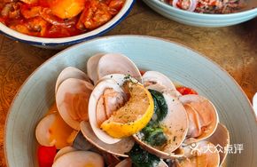 White Wine Herb Garlic Clams (Seasonal)