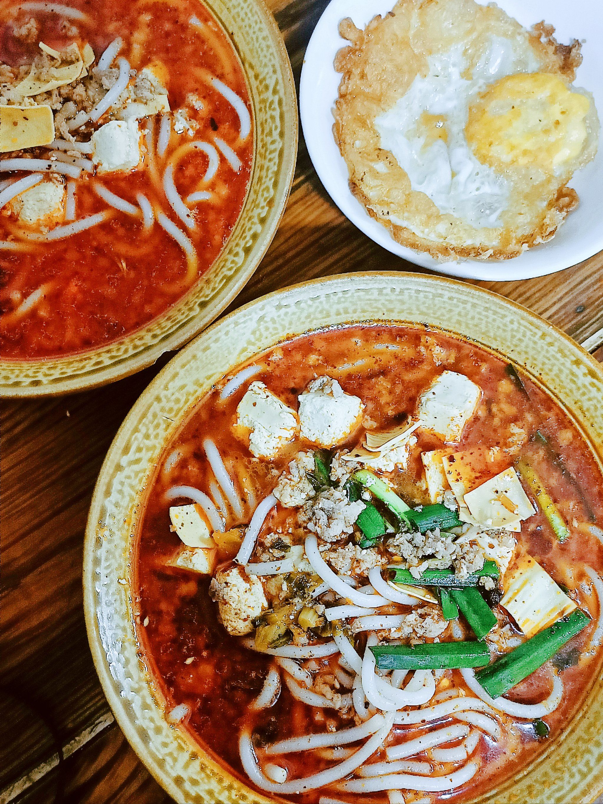 来吃之前被种草的这家官渡小锅米线,在官渡古镇里面,很不起眼的一个