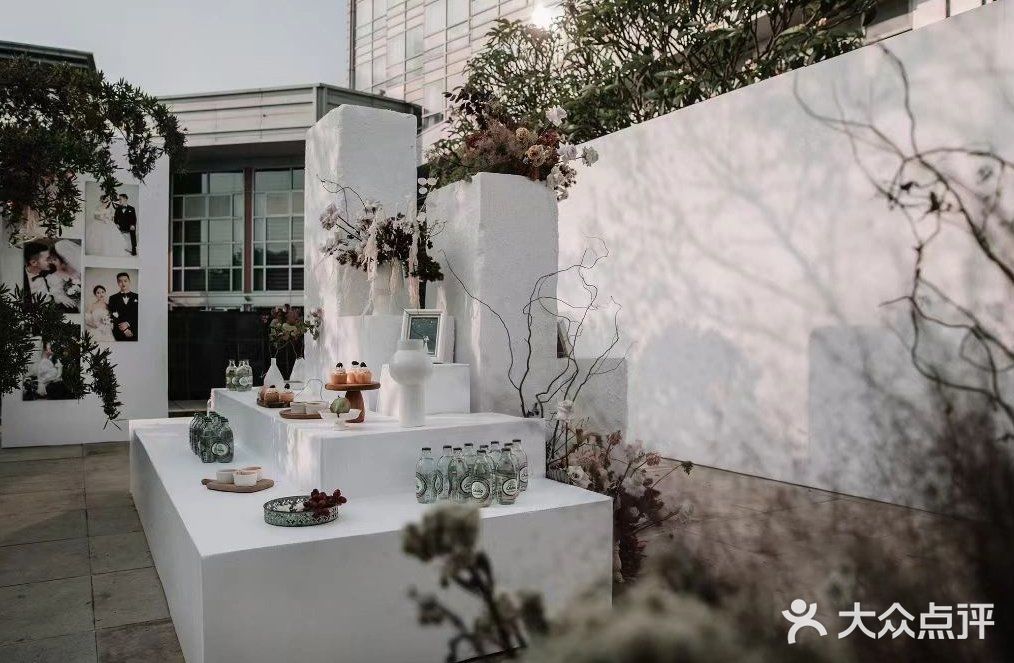 户外侘寂风婚礼，干干净净就很美好