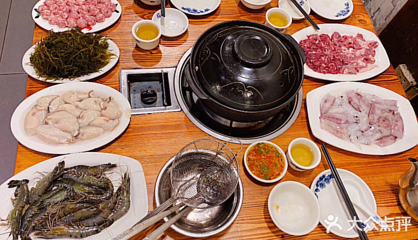 小伙伴飞机晚点，原来想去的餐厅早早关门，还好有这家营
