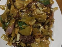 酸菜炒牛肉-聚丰农庄