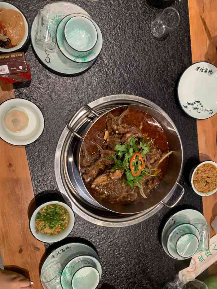 羊庄人家(谐海路店)-"请几个朋友吃火锅八点半左右到的店里还爆.