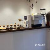 浪漫的街边花园咖啡甜品店