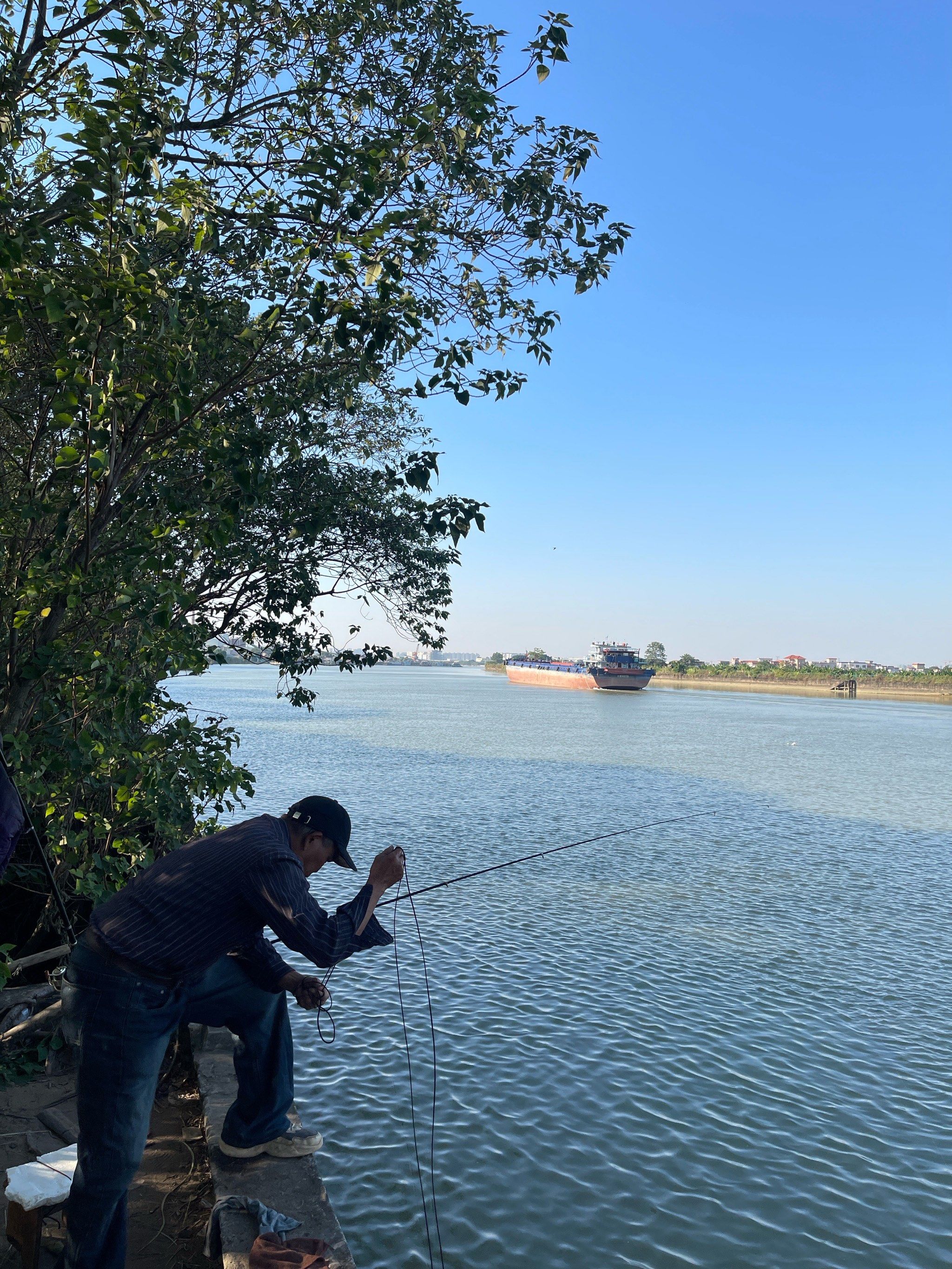 周末湖边垂钓的惬意