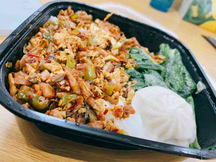 以前经常在花窗负一楼看到这家中式快餐店 和大米先生如出一辙 干净