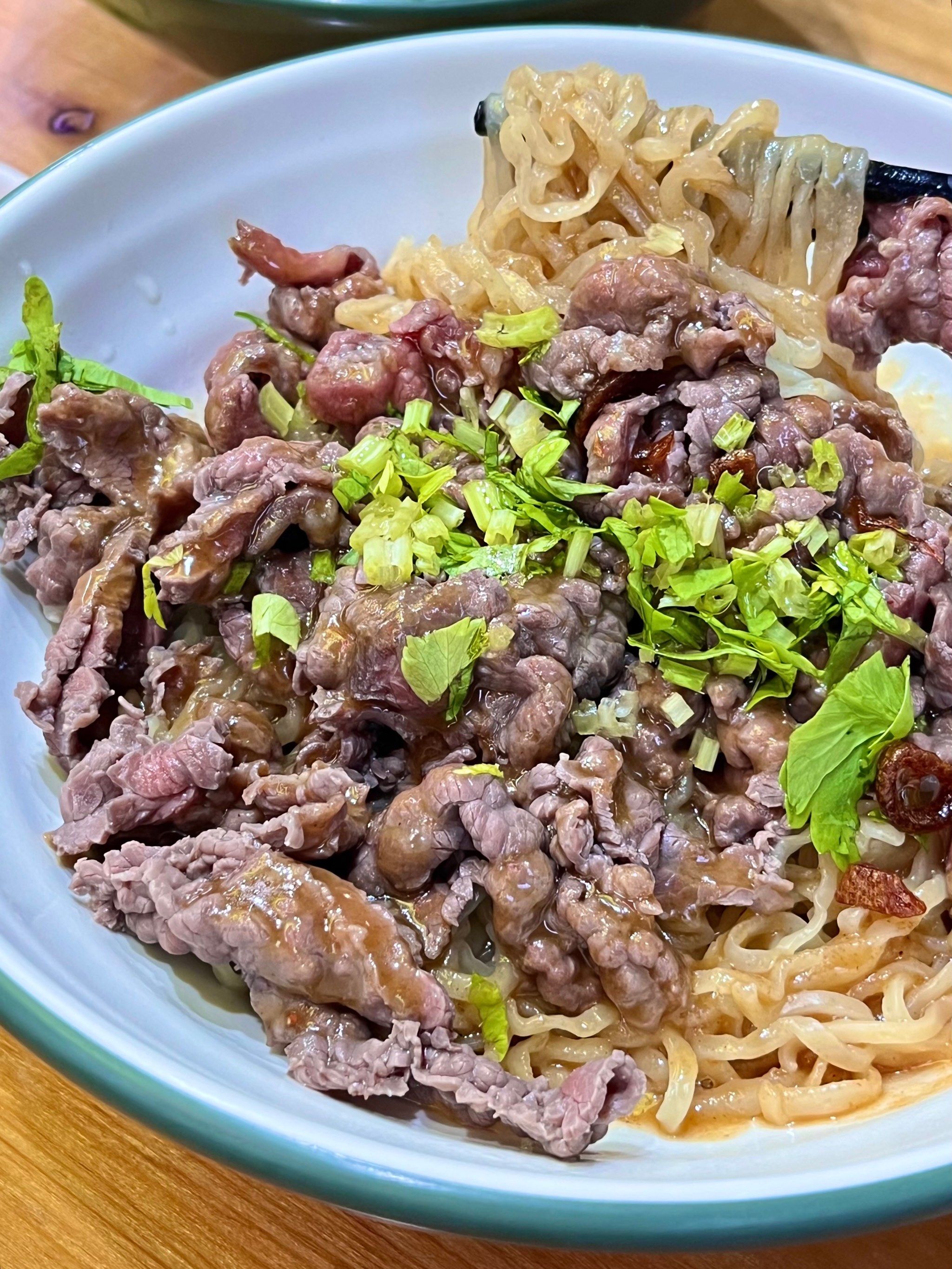 🐮一直刷到这一家店的沙茶牛肉面很久了,今天终于来吃上

「干