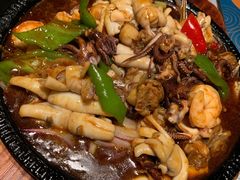 铁板三鲜-小船渔村•大连菜•大连焖鱼(明泽街店)