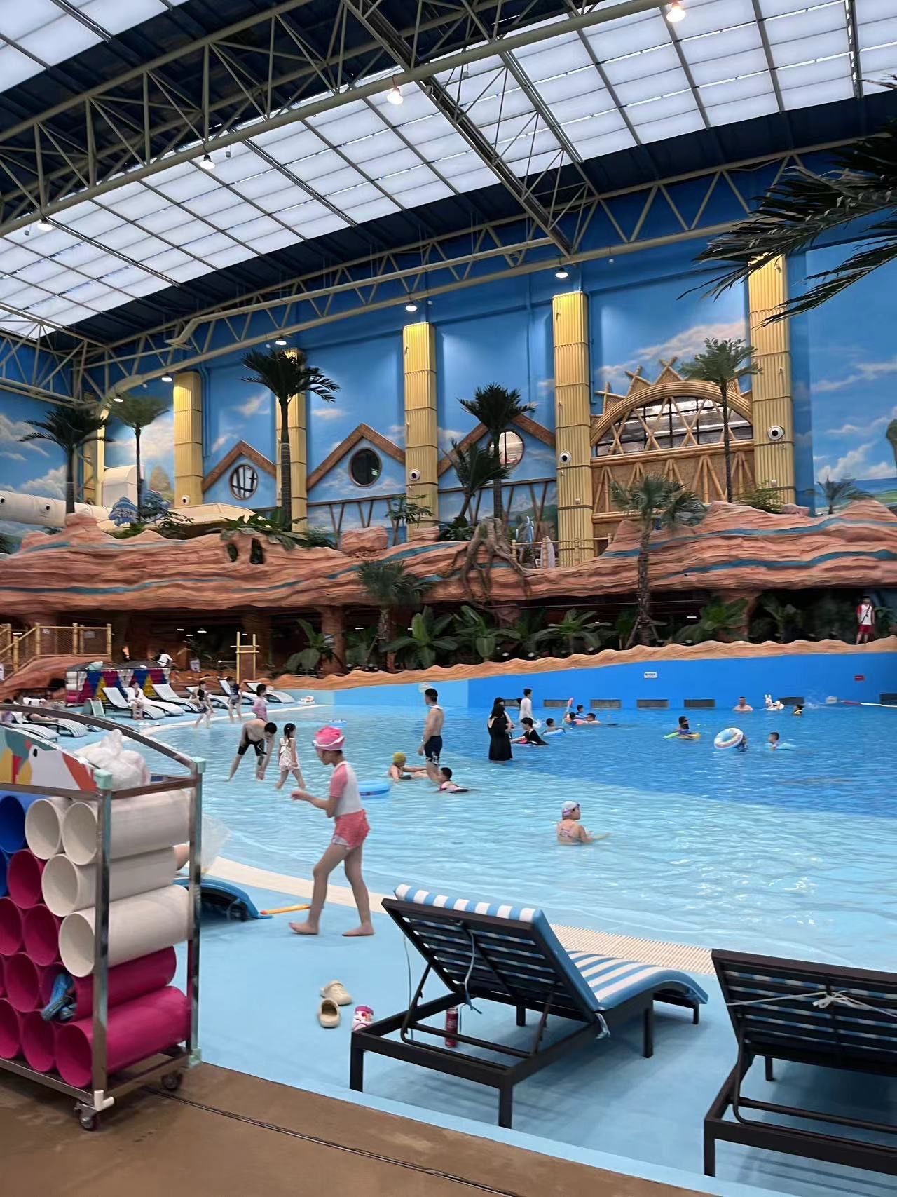 小朋友很喜欢造浪池和泡泡池,小朋友玩的很开心