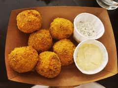 炸手撕猪肉球-瑞食酒馆 La Taverne Suisse