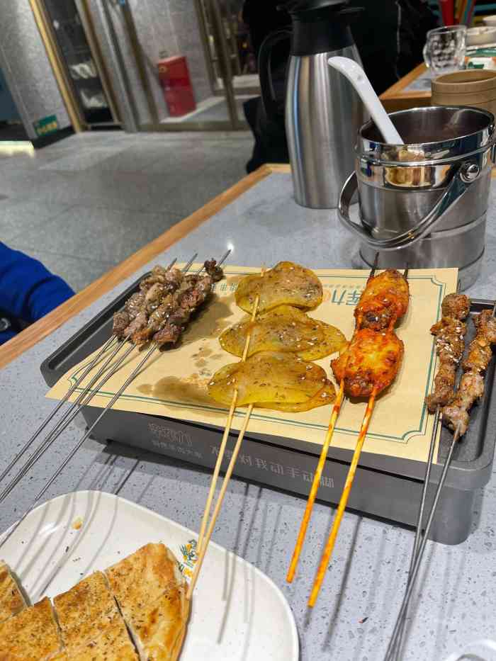 李军力烧烤(政通路店)-"门头很大位置也好找 店铺有两层 桌子也挺.