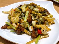 自制酸菜炒牛肉-宏记广东客家菜(丰汇店)