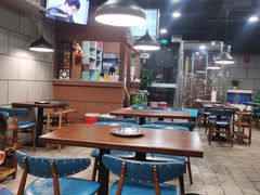 用餐区-超越炭火牛蛙火锅鸡(河东店)