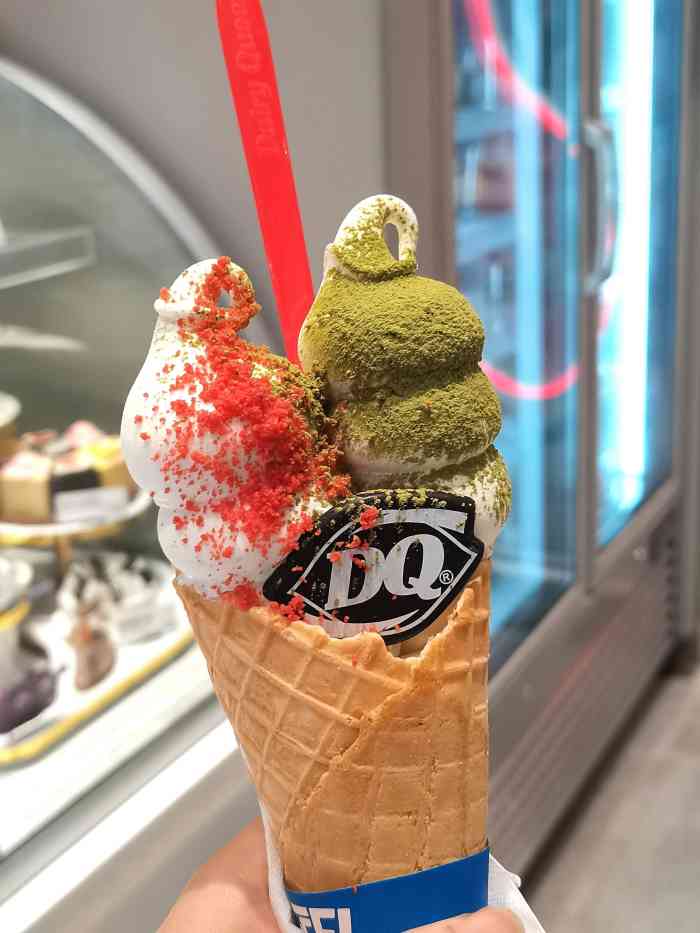 右转就可以看到了,很好找的,川香鸡快也很香很好吃的,甜筒甜而不腻,赞