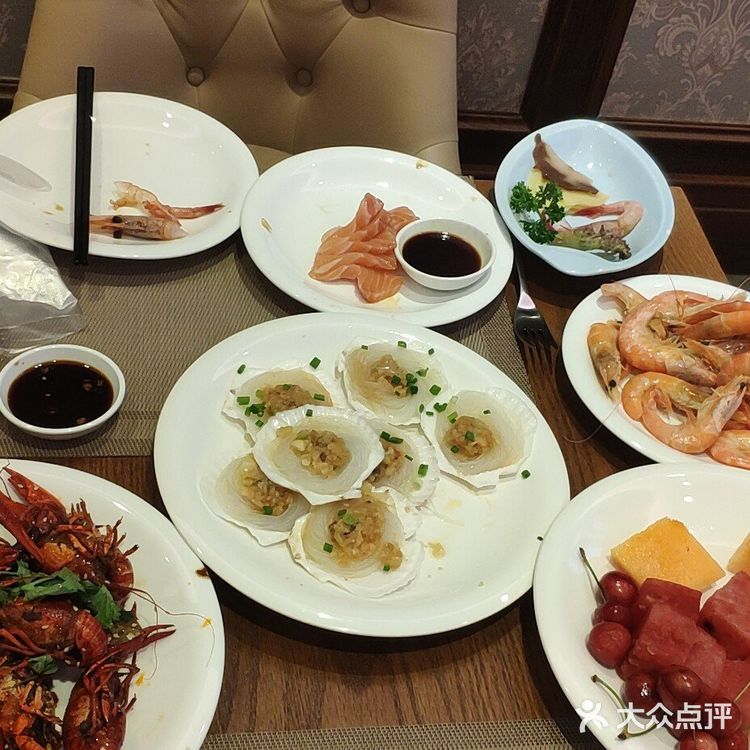 自助餐厅在酒店四楼，他们大概五点二十才让人进场