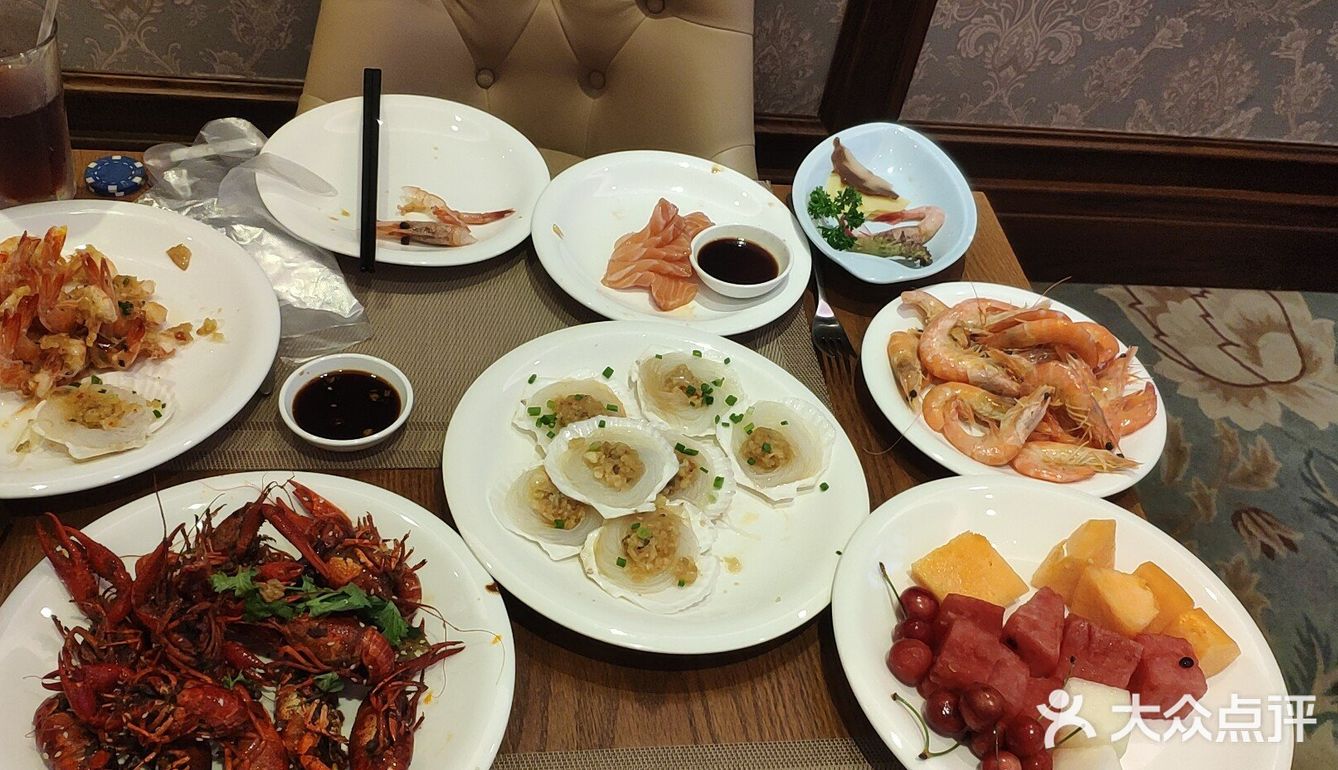 自助餐厅在酒店四楼,他们大概五点二十才让人进场