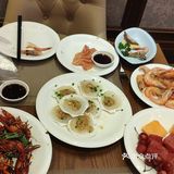 自助餐厅在酒店四楼,他们大概五点二十才让人进场