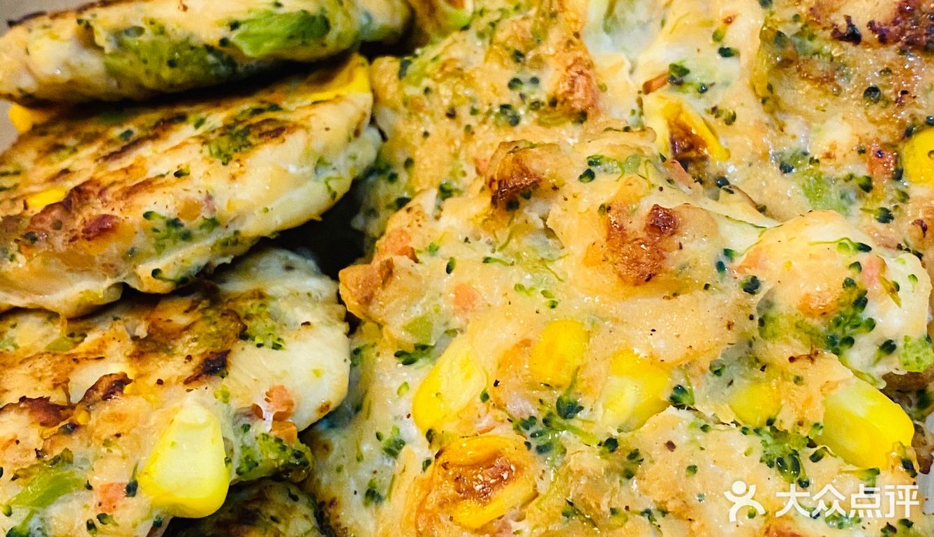电饼铛预热后放入一小堆，用汤勺拍成饼，微焦以后翻面