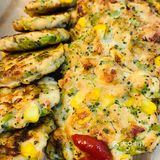 电饼铛预热后放入一小堆，用汤勺拍成饼，微焦以后翻面