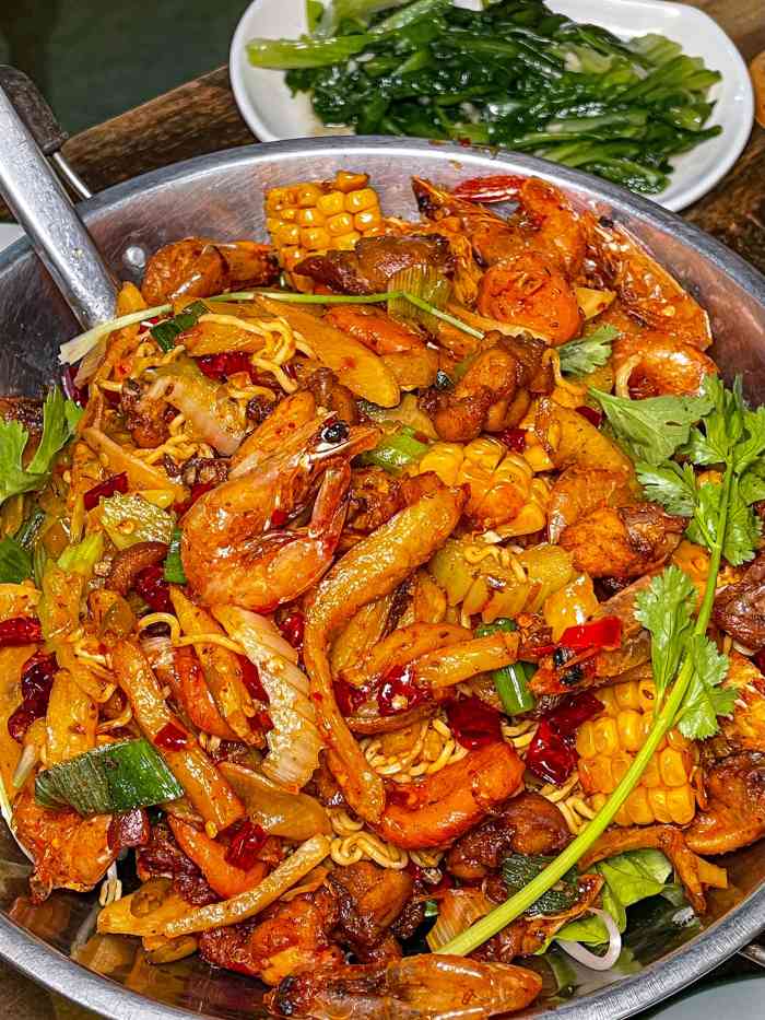 不挂干锅(天马店)-"点的五花肉和鸡肉的双拼,分量超级足!配菜.