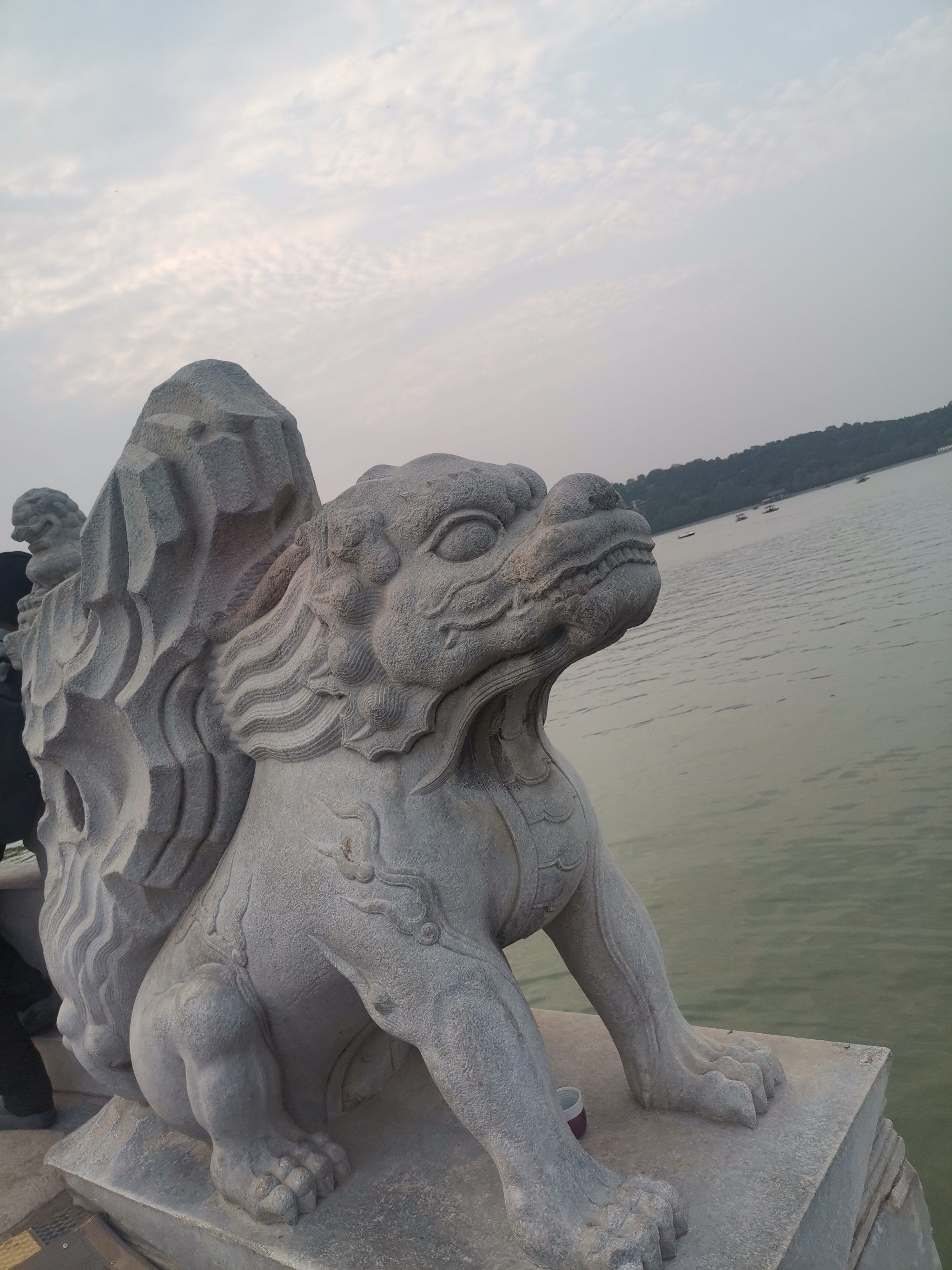 十七孔桥上的狮子雕塑