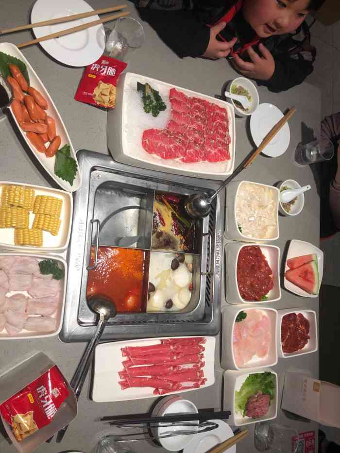海底捞火锅(石路天虹店)-"位置:天虹商场7楼环境:店面很大,提前.