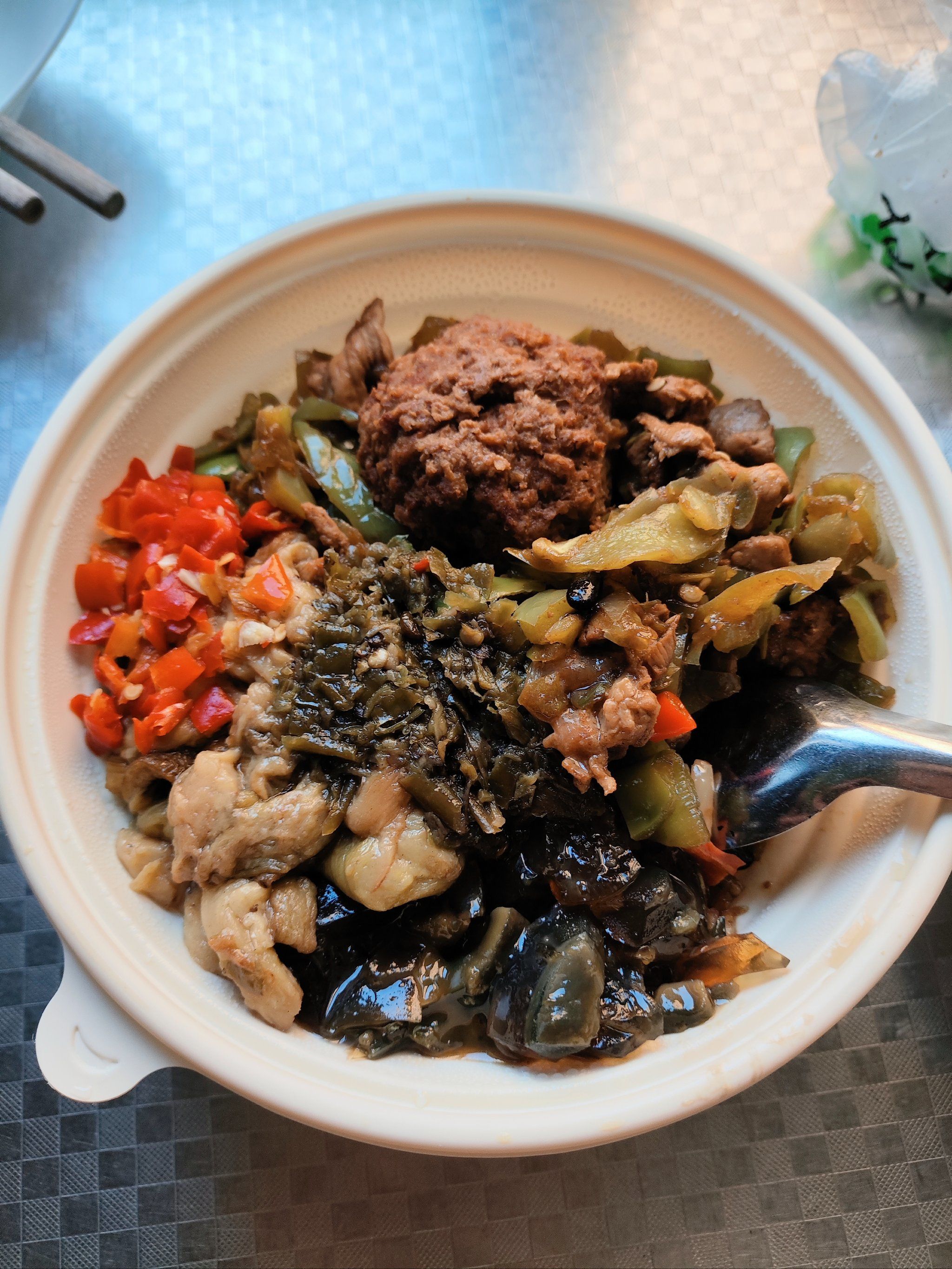 湖南擂椒皮蛋拌饭来一盆!