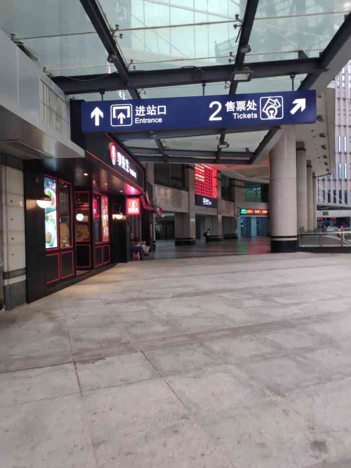 广州东站-"清明前几天,广州市火车站第五侯车室挤满了.