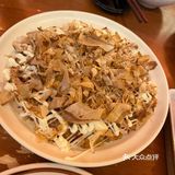 其中包括一道特别的盖饭和一份最顶有钱人套餐
