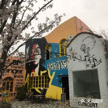 音乐小镇原本的建筑是挺好的，到处都是艺术气息的涂鸦