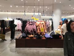 -URBAN REVIVO(高德置地广场·春广场店)