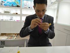 师傅正在为我精心修理旧眼镜架子-精益眼镜(春熙路店)