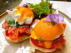 班尼迪克蛋配烟熏三文鱼-MIKAKU(万达广场上海宝山店)