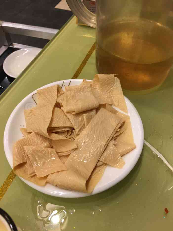 红顶老汉烧鸡公(车墩店)-"[薄荷]环境:沿街的店铺 都是吃饭一条.