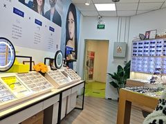-天空之镜眼镜店蔡司依视路配镜授权零售店(望京颐堤港店)