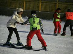-采薇庄园四季滑雪场