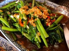 炒空心菜-卷心菜和避孕套餐厅(Pattaya)