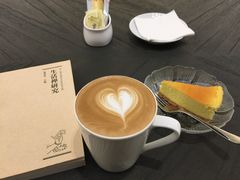 拿铁+芝士蛋糕-震旦博物馆·A Cafe