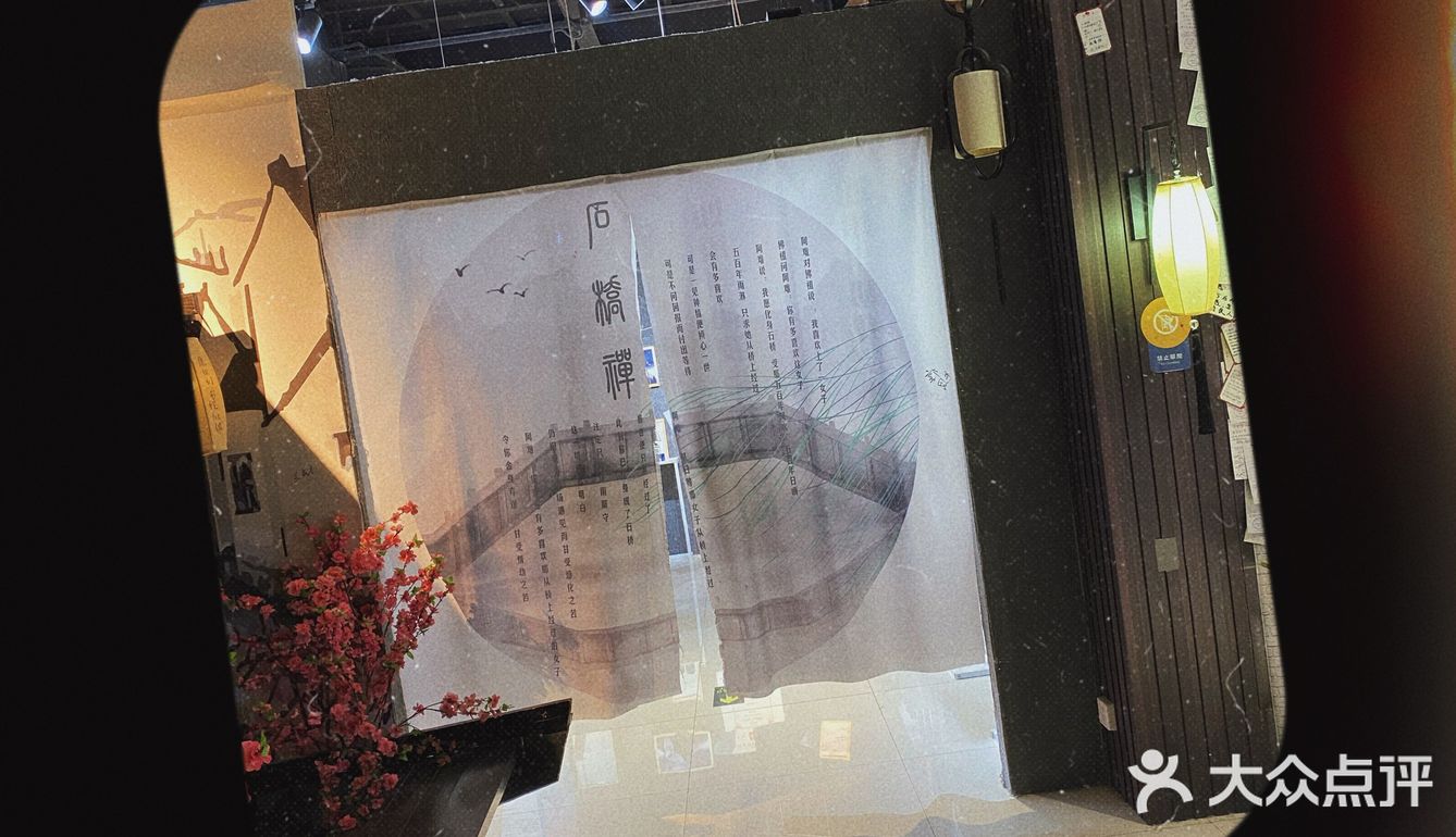 来这里玩的大多数是情侣 也有单身的男女来打卡