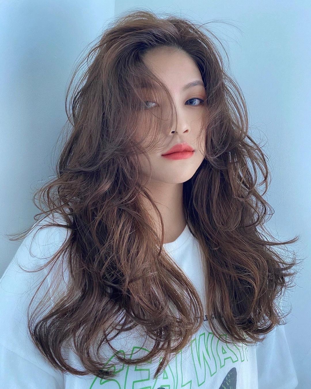 烫发女中长发发型大波浪卷发\\n自然随意的大