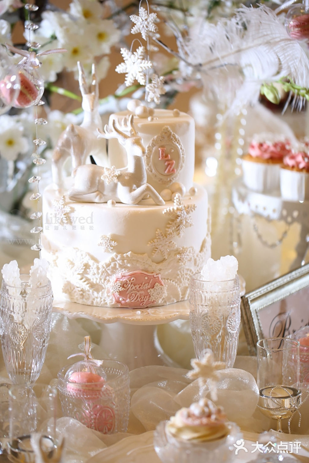 泉城广场 婚庆公司 罗马嫁日婚礼 布置 迎宾区:翻糖蛋糕 迎宾区布置