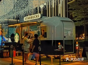 星巴克巴士停在天环星光之下「天环广场」  晚上氛围夜