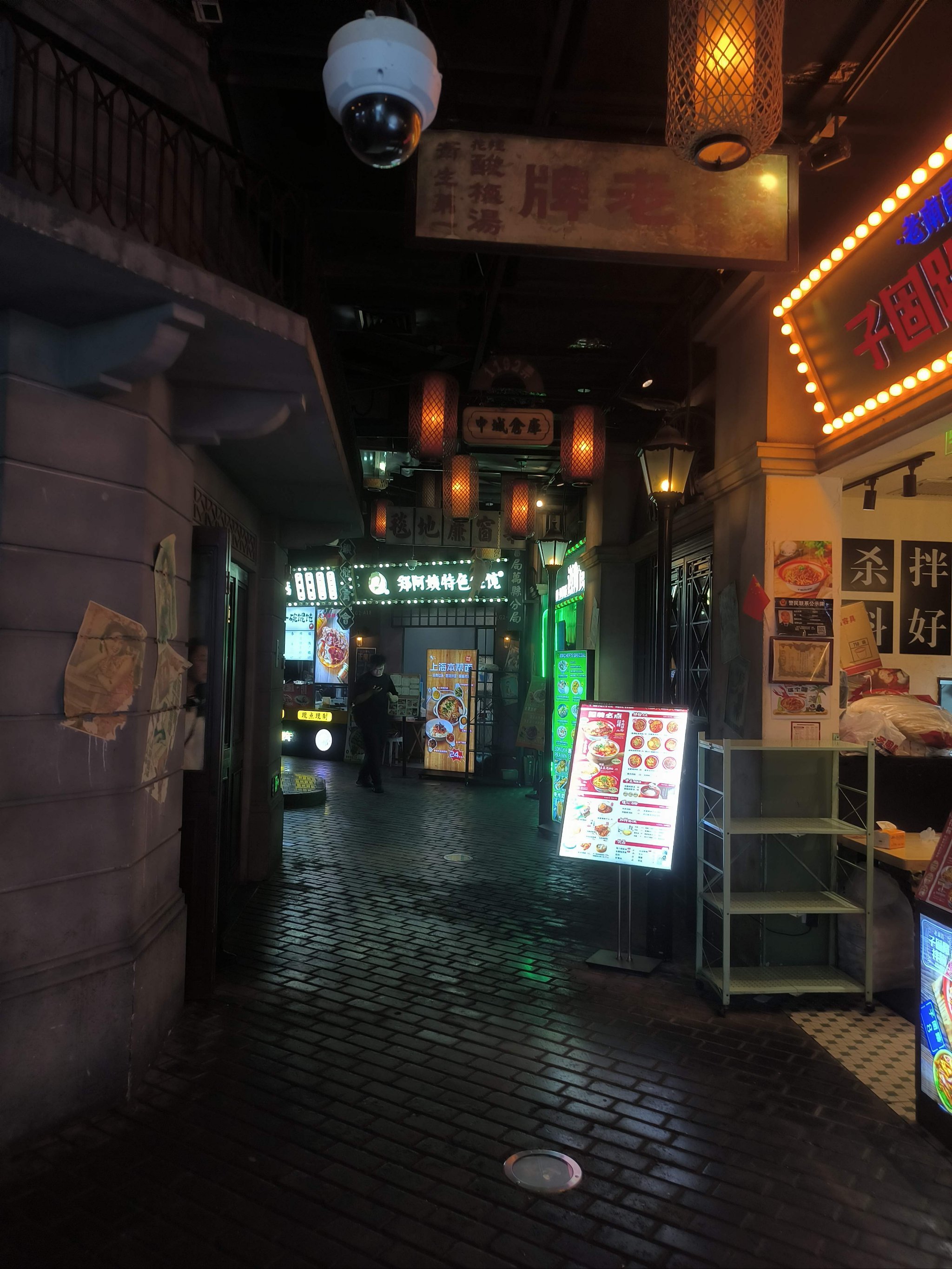 充斥着中式恐怖美感的风情街