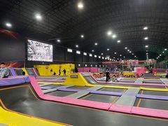 -嘿哟动霸CHUA·新潮玩运动娱乐中心·蹦床滑冰团建乐园