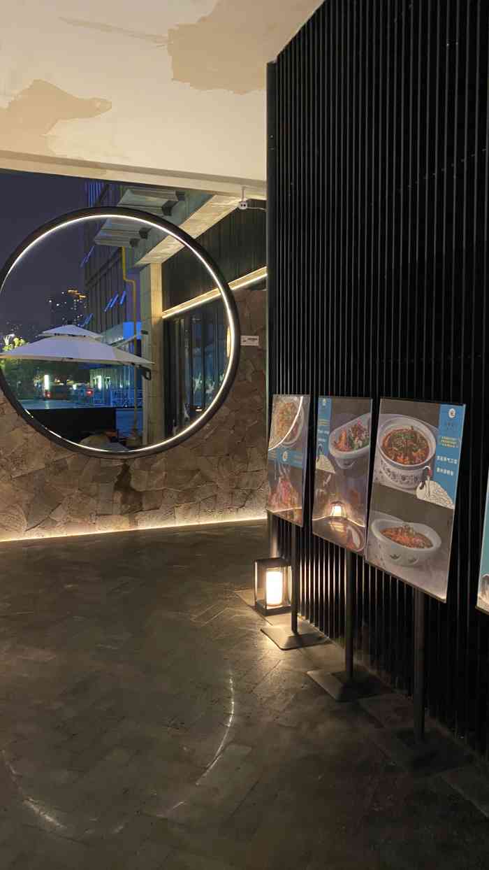 宋朝餐厅(荣盛时代广场店"环境:很宋朝风,刚进门处有两只仙鹤踩在水