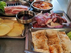 -围炉肉舍•炭烤活鳗•丹东海鲜烤肉(步行街店)