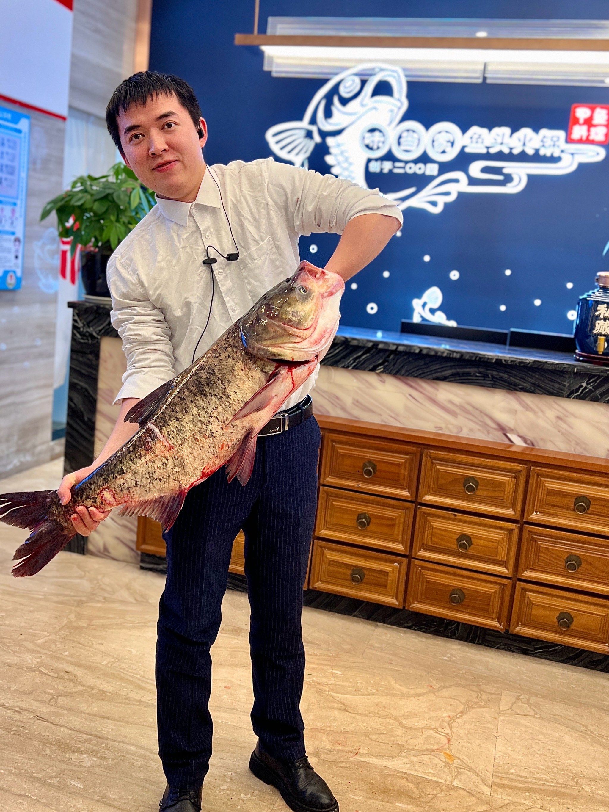 客户说,我把这条鱼吃完就签合同