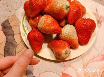 选草莓也是很有讲究的，那种通体鲜红的一定是打了催红素