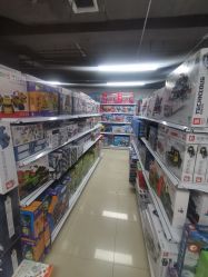 -来此探索玩具仓储店